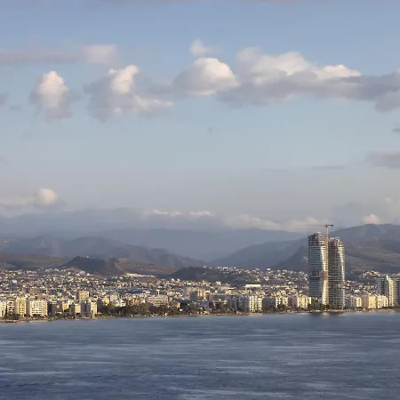 Sanders Triple 아파트